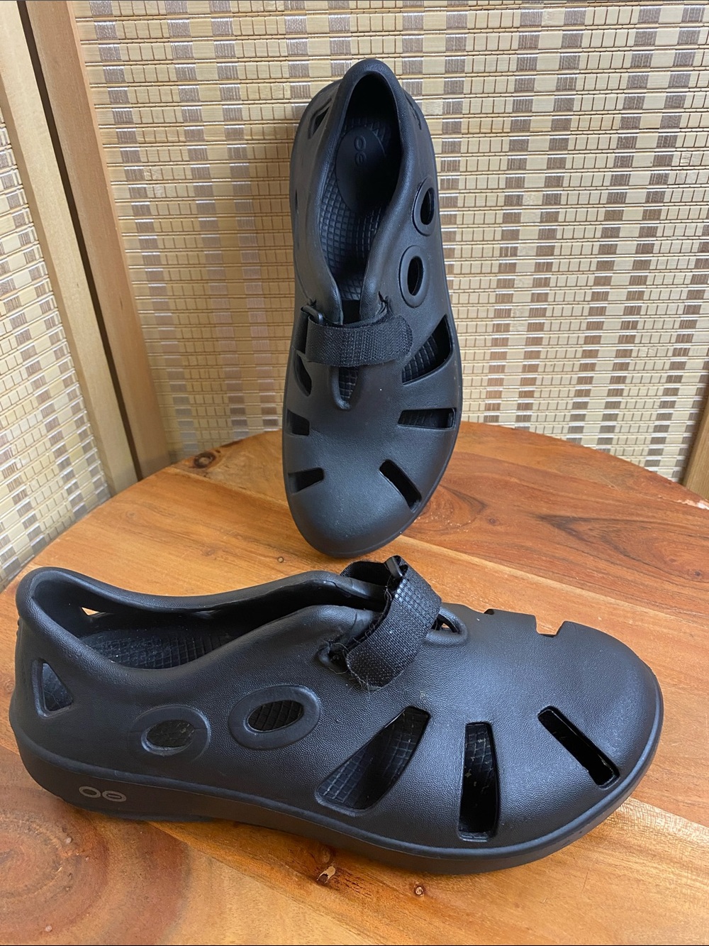 OOFOS OOcandoo Recovery Sandals Black Woman’s 8 / Men’s 6